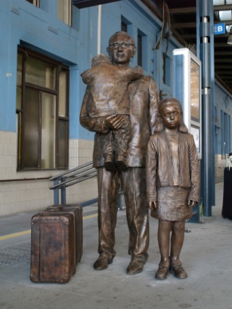 位于布拉格主火车站拉伍尼纳德拉兹火车站的温顿雕像 图片来自Patheos网站