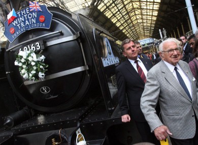 2009年，伦敦利物浦街火车站，温顿和他的“温顿列车” 图片来自爱尔兰《日志》网站